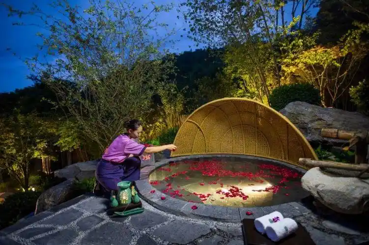 地?zé)釡厝t(yī)養(yǎng)行業(yè)賦能新質(zhì)生產(chǎn)力發(fā)展-地?zé)衢_發(fā)利用-地大熱能 地?zé)釡厝t(yī)養(yǎng)行業(yè)賦能新質(zhì)生產(chǎn)力發(fā)展-地?zé)衢_發(fā)利用-地大熱能